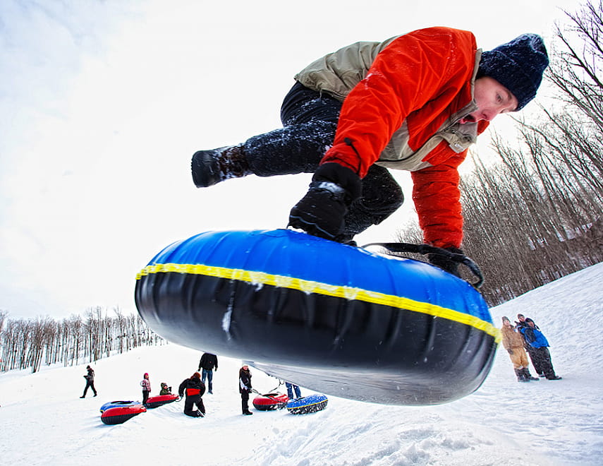 Тюбинг, сани и лыжи - опасные виды зимнего развлечения в не оборудованных для катания местах.