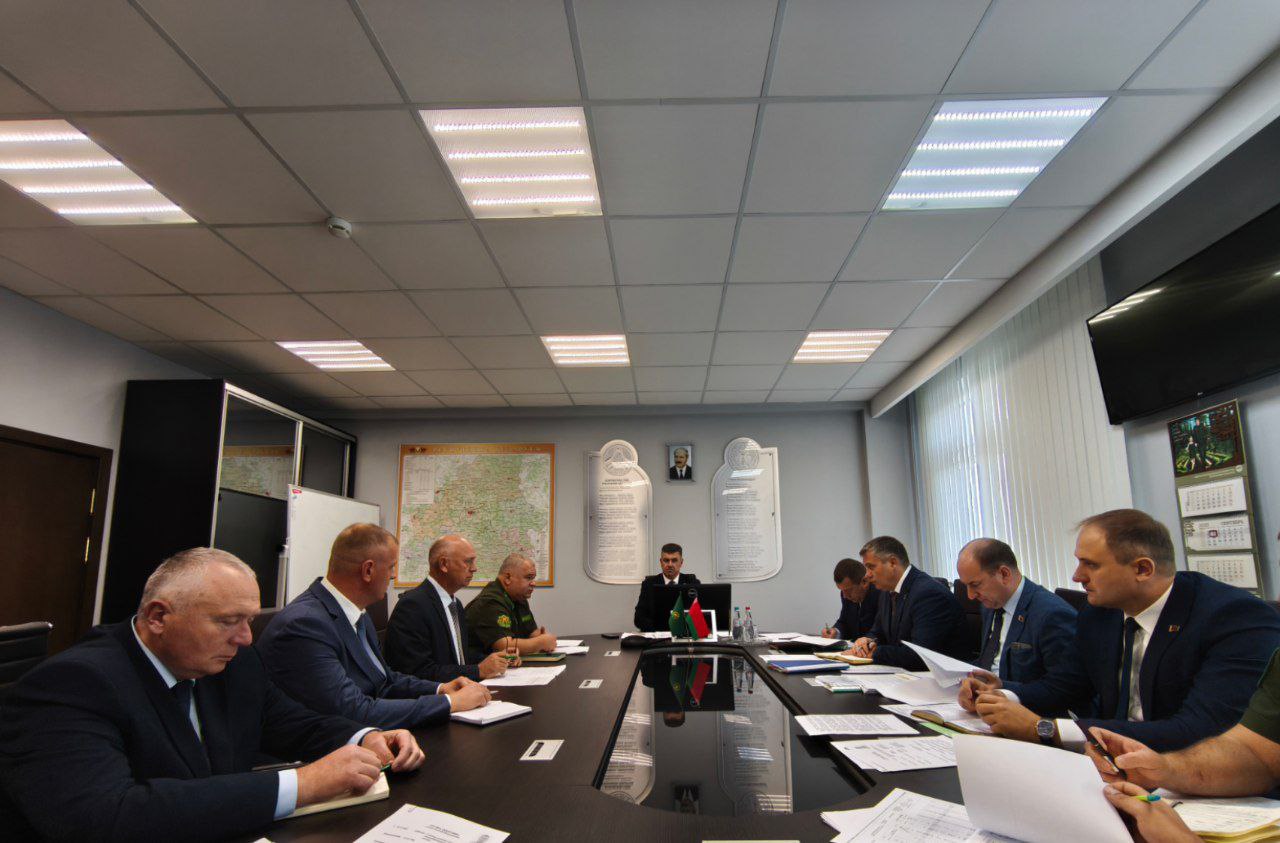 Человек вникает в каждую запятую